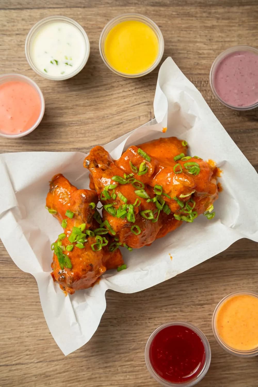 Alitas búfalo con cebolla china y salsas