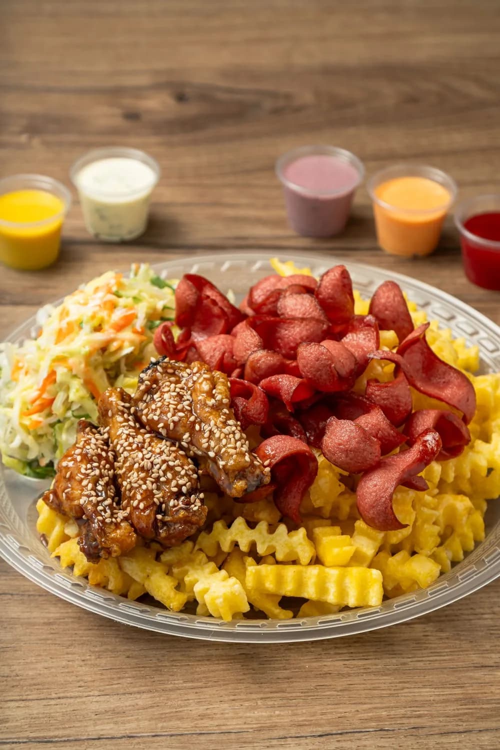 Combo de alitas con salchipapas de papa amarilla y ensalada mixta