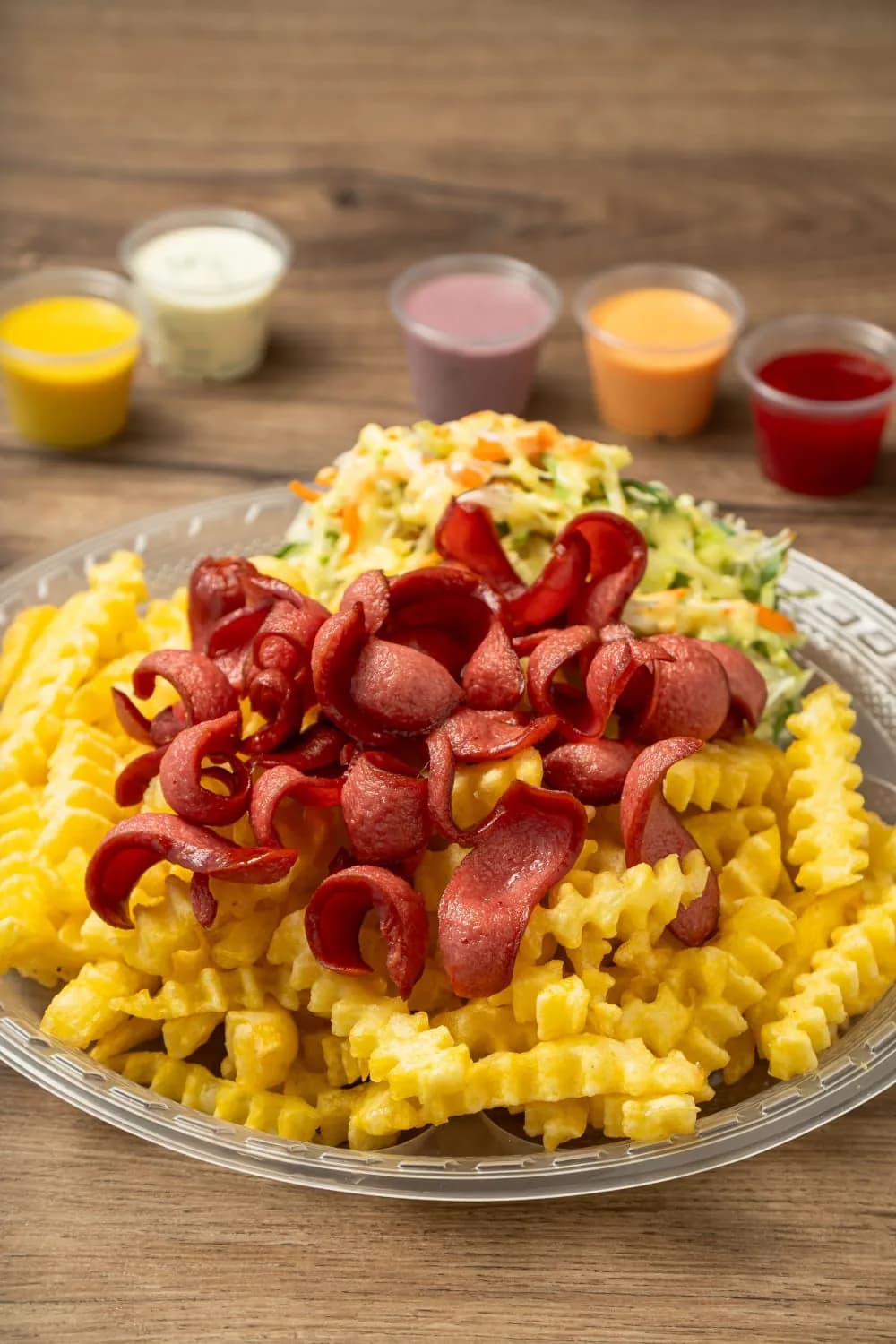 Salchipapa: papas fritas con hot dog y ensalada, del Box 2